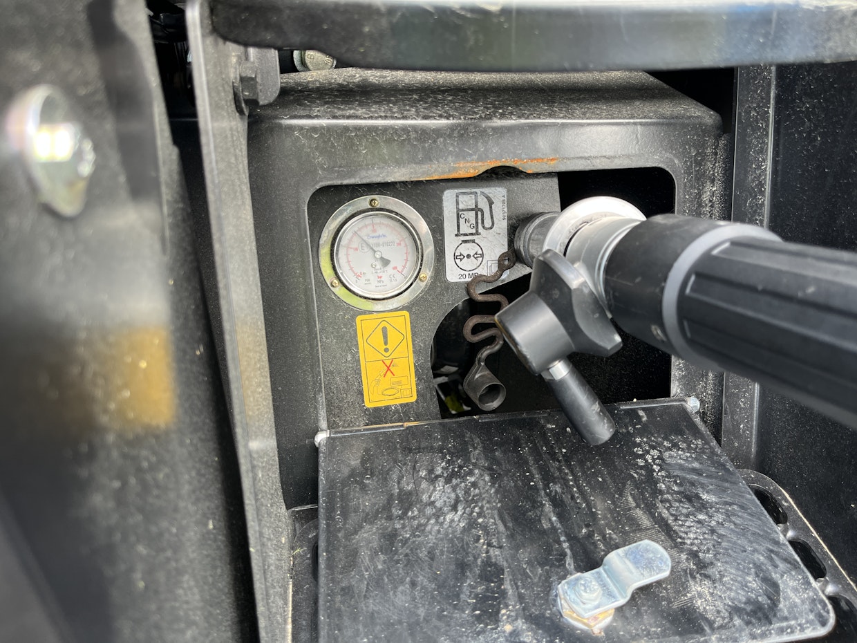 Kaasuliittimen vieressä on mekaaninen painemittari, joka näyttää traktorin kaasusäiliöiden paineen. Suurin paine on 200 baria, mekaaninen mittari vaikutti tarkemmalta kuin kojetaulussa oleva mittari.