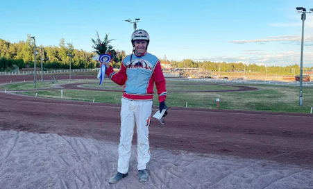 Harri Koivusen talli on tehnyt viime vuosina onnistuneita iskuja Maarianhaminan raveihin. Lauantaina Koivunen sai juhlistaa vuosituhannen voittolistan ykköseksi siirtymistä. 