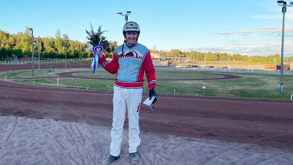 Harri Koivusen talli on tehnyt viime vuosina onnistuneita iskuja Maarianhaminan raveihin. Lauantaina Koivunen sai juhlistaa vuosituhannen voittolistan ykköseksi siirtymistä.