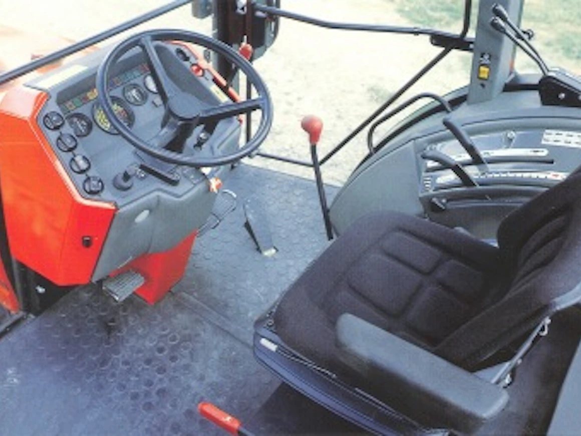 97Zetor9540ohjaamo