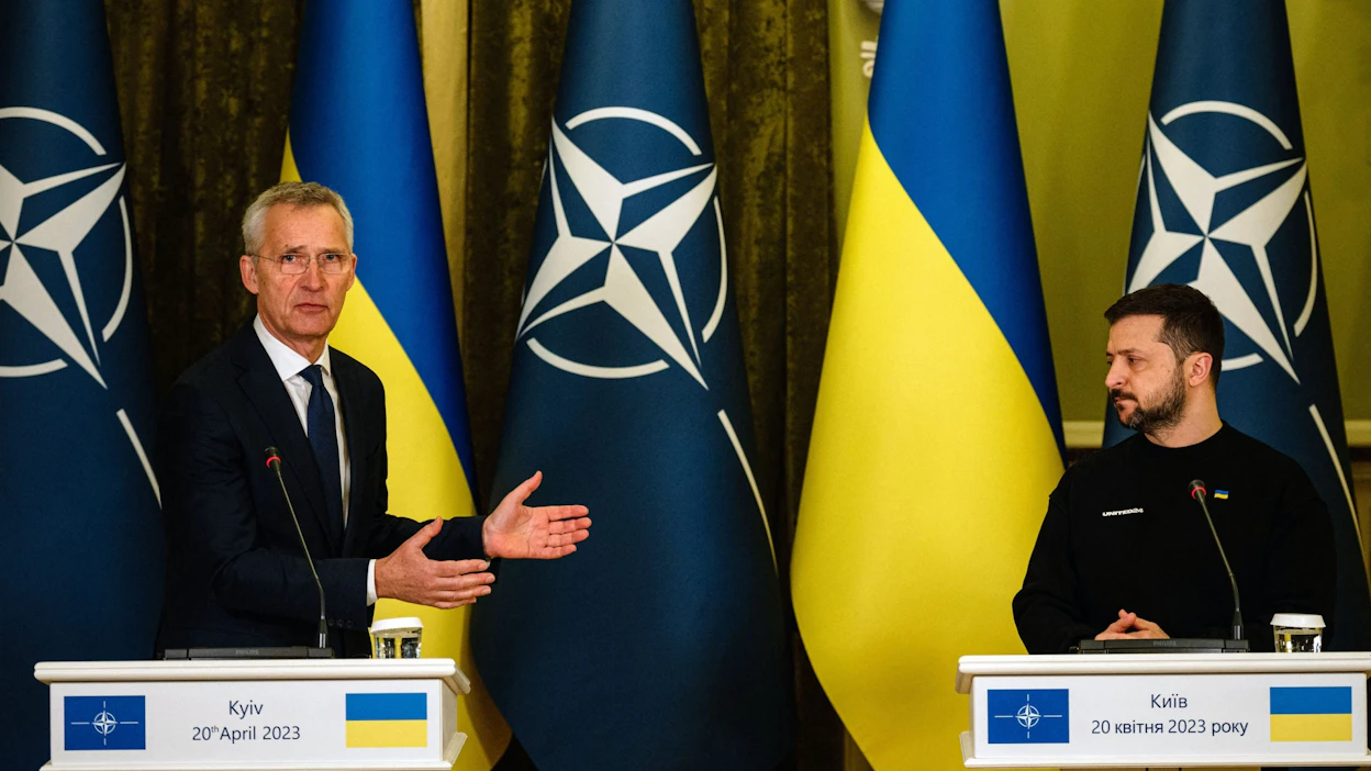Jens Stoltenberg tapasi presidentti Volodymyr Zelenskyin Kiovassa. Kyseessä on Stoltenbergin ensimmäinen vierailu Ukrainaan Venäjän laajamittaisen hyökkäyssodan aikana. LEHTIKUVA/AFP.