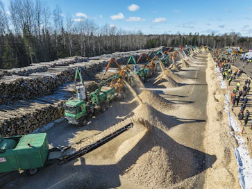 Askolan Energiapäivässä jyskytettiin haketuksen maailmanennätys 25 koneen voimin.