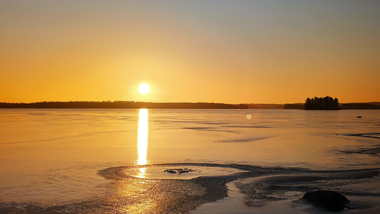 Eilisen tyyni sää muuttuu tänään myrskyisäksi.