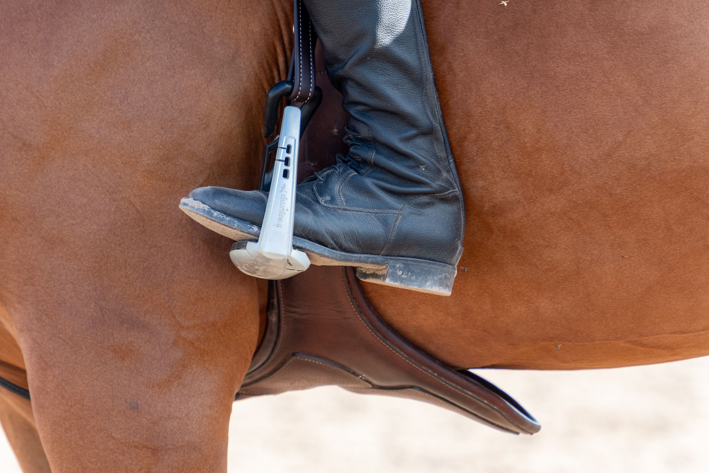 Marraskuussa moni ratsastaja ottaa jalustimet pois käytöstä.