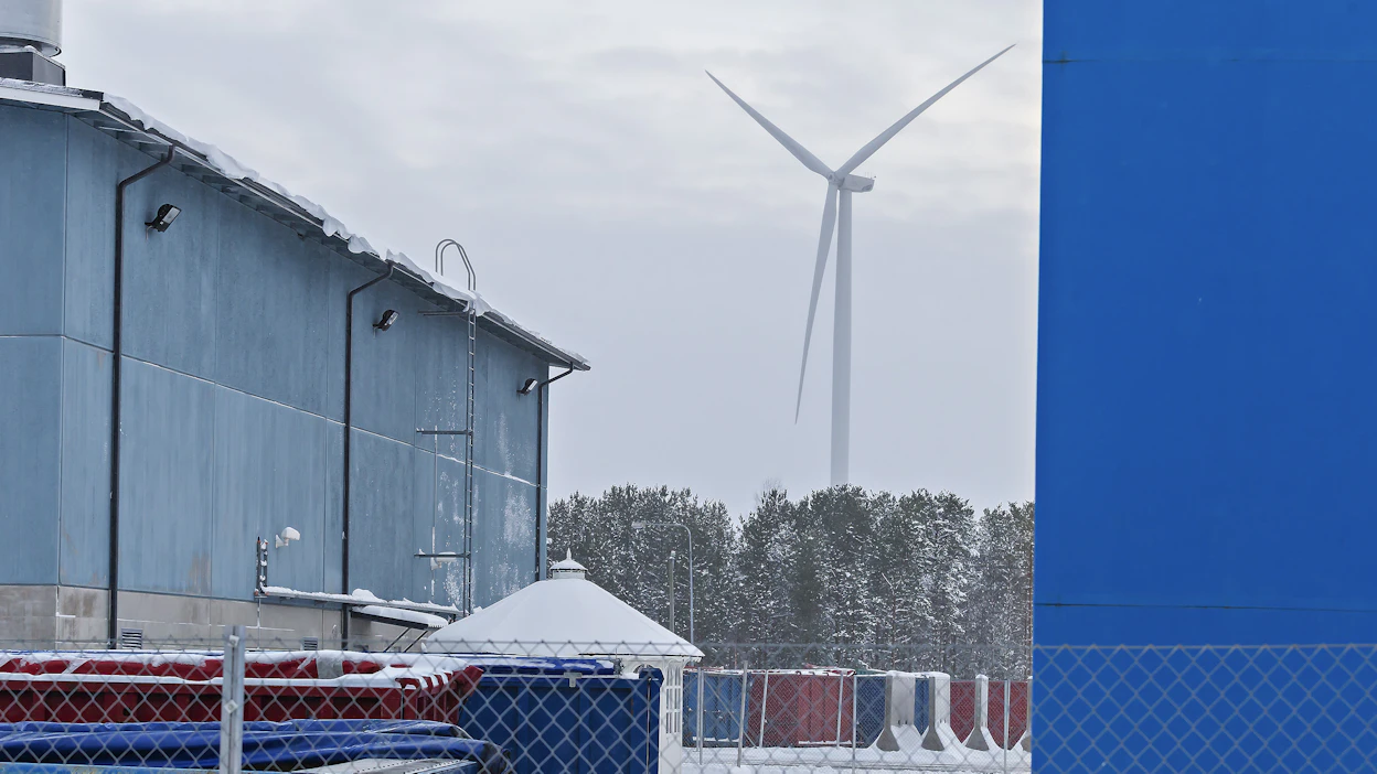 Vihreää vetyä tuotetaan uusiutuvalla energialla, esimerkiksi tuulivoimalla. Teollisuuden sivutuotteena syntyvän bioperäisen hiilidioksidin avulla siitä pystytään tuottamaan synteettisiä polttoaineita. Kuvituskuva.