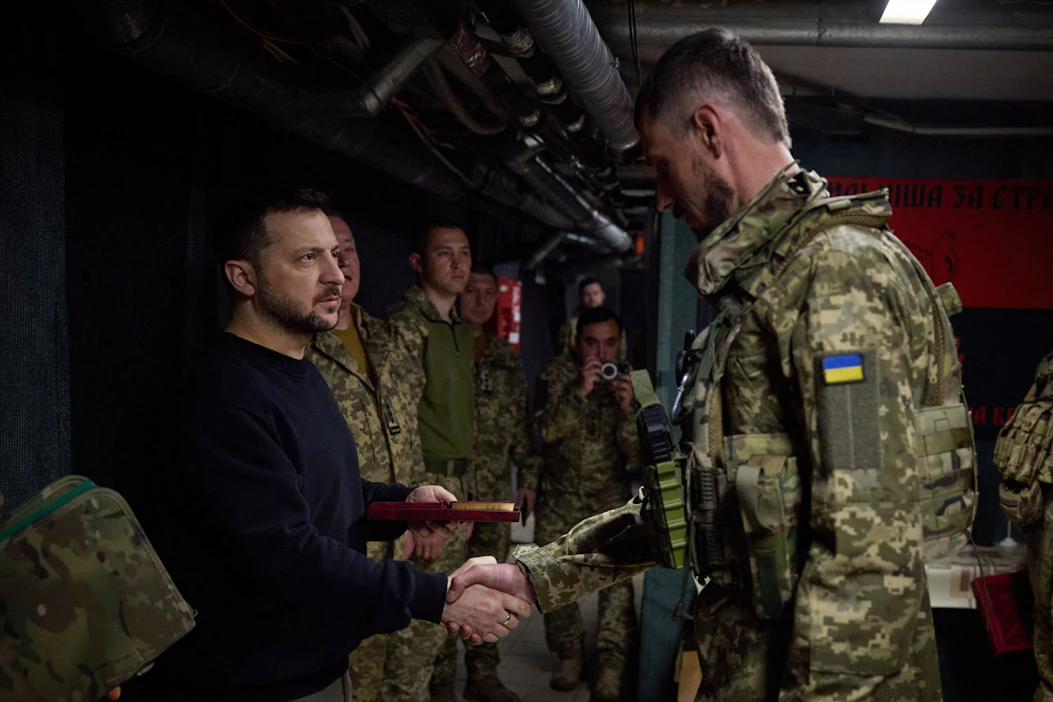 Ukrainan presidentti Volodymyr Zelenskyi kertoi käyneensä eturintamalla ja kertoi tarkastaneensa uusia puolustuslinjoja Donetskin alueella. LEHTIKUVA / HANDOUT.