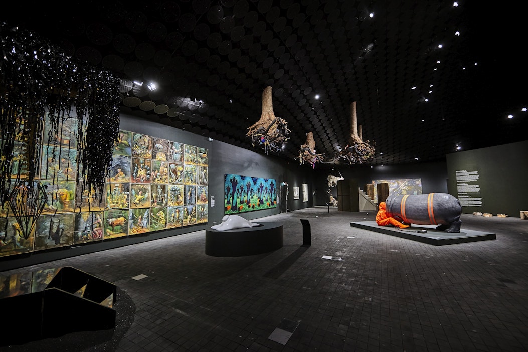 Yleisnäkymä Alas kaninkoloon -tilasta Amos Rexin Maanala-näyttelyssä.