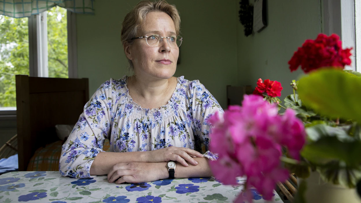 Ratkaisukeskeinen lyhytterapeutti ja sielunhoitoterapeutti Outi Peltoniemi työskentelee omassa yrityksessään muun muassa narsistisen vallankäytön uhreiksi joutuneiden asiakkaiden kysymysten parissa.