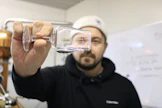 Hyvä gini on aina kirkas ja maultaan katajainen.Parikymmentä reseptiä kokeiltiin, ennen kuin suutuntuma saatiin kohdilleen, Joel Turula kertoo.