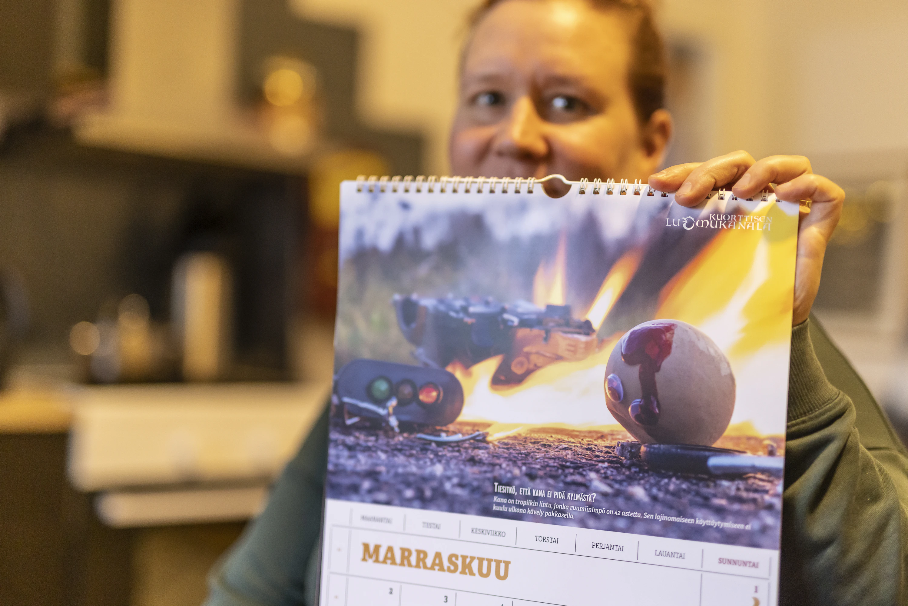 Musta huumori ja se, että tila on aiemminkin selvinnyt vaikeuksista, on auttanut Kuorttisen perhettä eteenpäin. Kuvassa perinteinen munakalenteri, jonka tekeminen tuo vaihtelua arkeen.