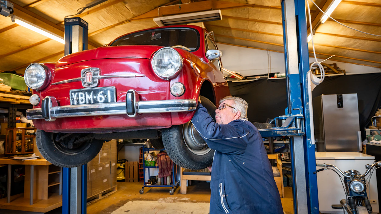 Suomenkielisten korjaamo-oppaiden tarve oli 1970-luvun lopulla valtava. Siihen saumaan Raimo Niemelä perusti Alfamerin. Harrasteauton Fiat 600:en ripustukset tarkastelussa.