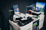 Navimowin X-sarjan robottiruohonleikkurissa (edessä) on neljä pyörää ja neliveto.