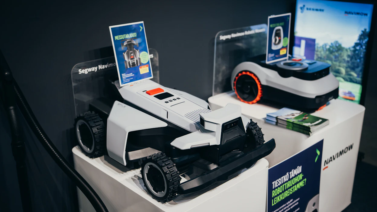 Navimowin X-sarjan robottiruohonleikkurissa (edessä) on neljä pyörää ja neliveto.