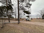 Poliisi tutki Espoon Haukilahdessa pudonnutta droonia sunnuntaina. Myöhemmin poliisi kertoi, että kyseessä on siivilikäyttöön tarkoitettu vaaraton lennokki.