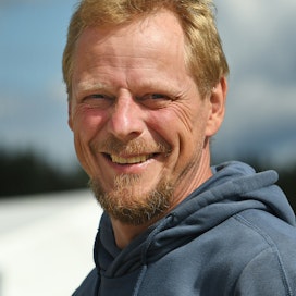 Anssi Nurmisella on nyt kaksoislisenssi valmentaa hevosia sekä Ruotsissa että Suomessa.