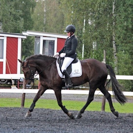 Iina Purontakanen kilpailee, valmentaa ja ratsuttaa hevosia Ypäjällä. Kuvassa hän on ratsutuksessaan olleen Tulenpalava-tamman kanssa kilparadalla.