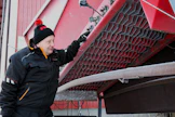Klapikauppias Eero Raina varmistaa puiden laadun ja puhtauden sillä, että hän seuloo jo valmiit puut kiekkoseulalla ennen puiden toimittamista asiakkaalle.