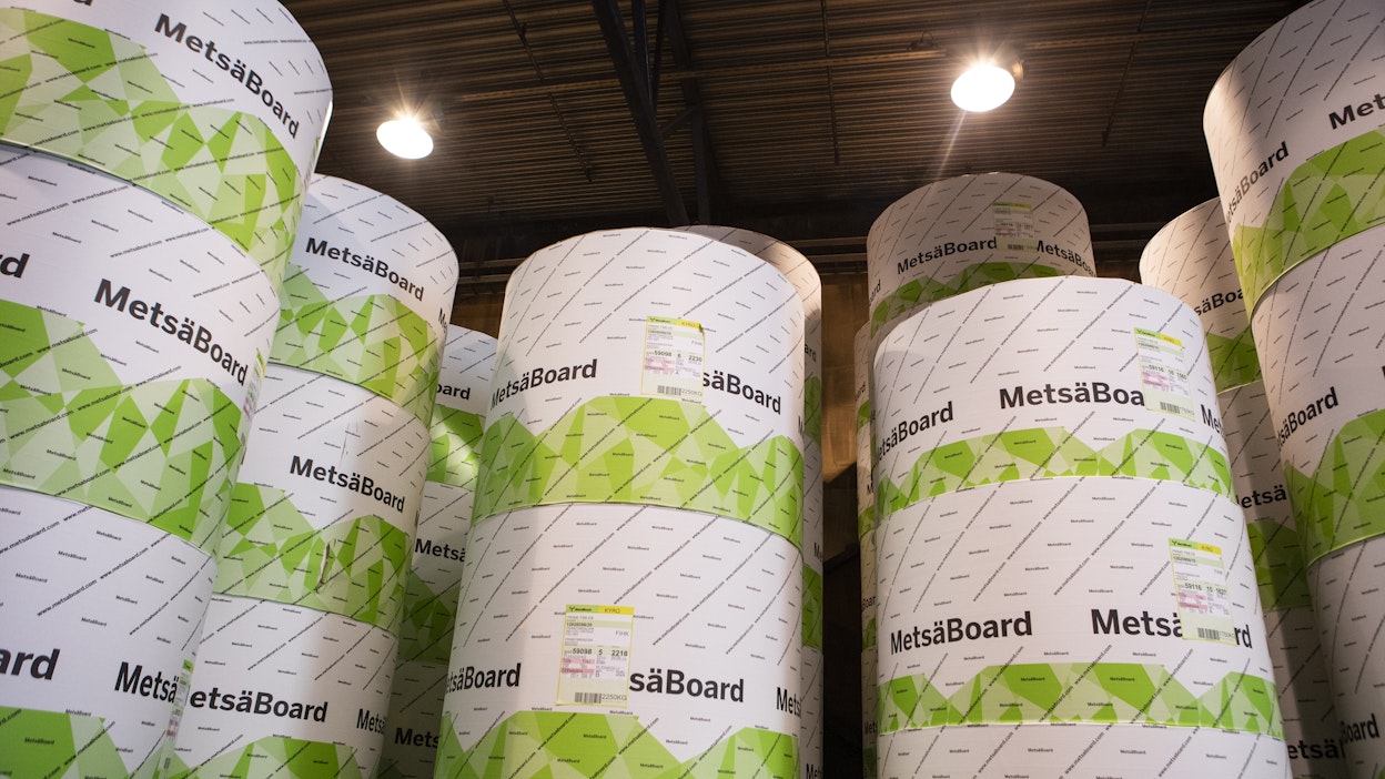 Metsä Boardin kartonkirullia valmiina lähtöön yhtiön Kyron tehtaalla.