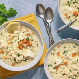 Yksinkertainen broilerikeitto saa mehevyyttä ja makua sitruunalla maustetusta kananmunasuuruksesta.