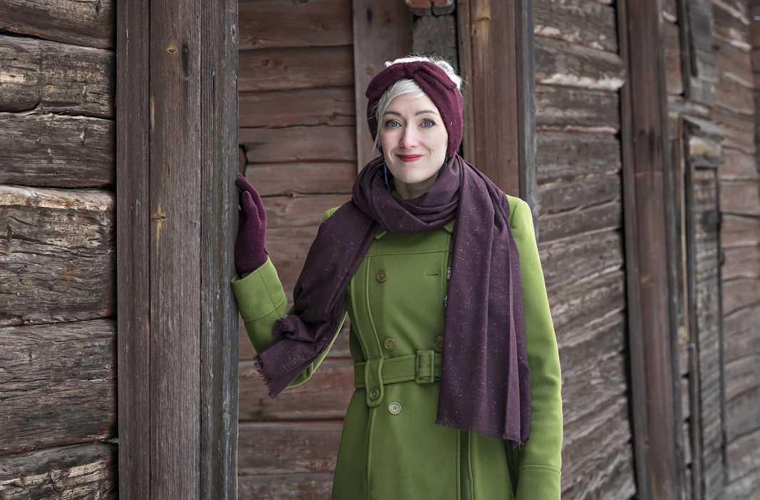 Merja Mäen oma isoäiti tuli evakkona Seinäjoelle Käkisalmelta. Härmässä asuva Mäki tutki sotaa viiden vuoden ajan Ennen lintuja -romaania varten.