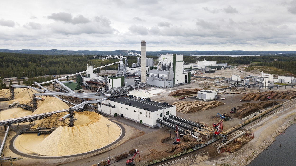Kapasiteetin kasvattaminen on lisännyt sellutehtaiden puuntarvetta. Kuvassa Metsä Groupin uusi biotuotetehdas Äänekoskella.