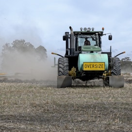 Australiassa syksyn peltotyöt keskeytyivät satelliittivian vuoksi. Kuvituskuva australialaiselta pellolta.