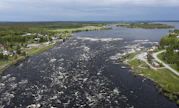Tornionjoki Tornion Kukkolankosken kohdalla. Kuvassa vasemmalla puolella on Ruotsi.