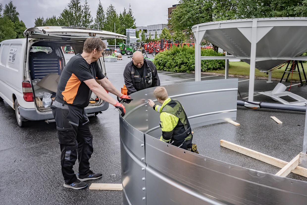 Reikälevy oy:n työntekijät kasasivat yrityksen näyttelyosastoa maanantaina 1.7.