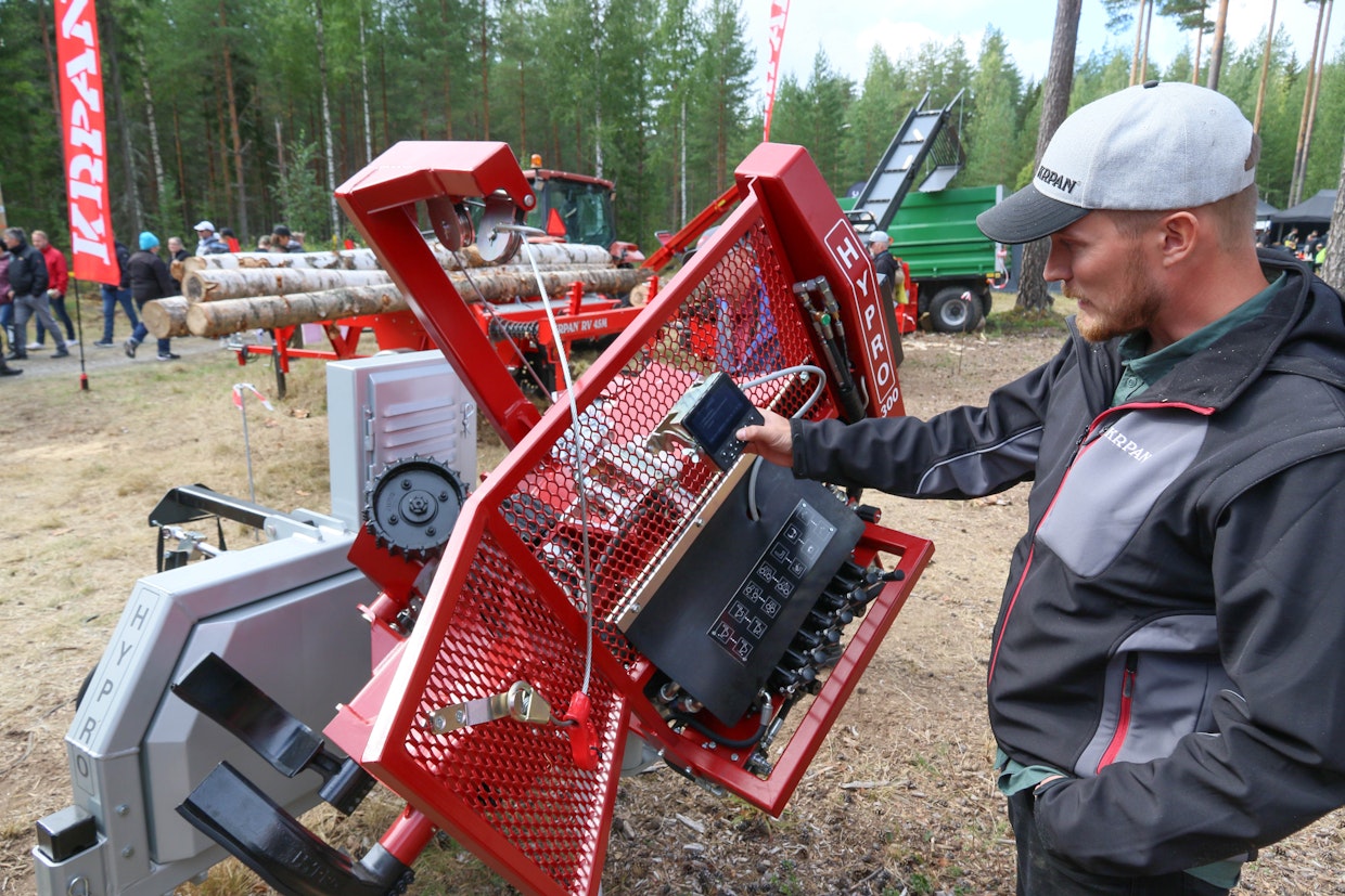 Ilkka Heinilä Oy maahantuomien Hypro-traktoriprosessoreiden pienimpään 300-malliin on nyt saatavilla erillisellä mittapyörällä varustettu mittalaite. Sen avulla saadaan katkottua tukkiosatkin riittävän mittatarkasti. Paikalla oli myös KV kokeilussa ollut Krpan GP 10 DF -metsäperävaunu, suuremmalla 500 mm rengaskoolla, sekä työnäytöksessä valmistajan pilkekone.