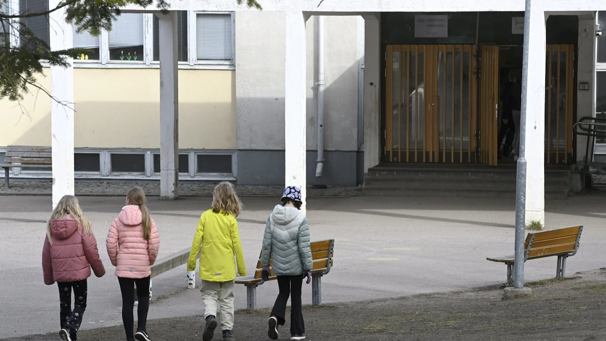 Taustalla on todennäköisesti tarve lain tasolla täsmentää ja rajata vahvemmin oppilaiden oikeutta käyttää kännykkää koulupäivän aikana. LEHTIKUVA / Heikki Saukkomaa.