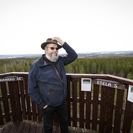 Riihon kyläyhdistyksen puheenjohtaja Matti Jokinen on idean isä näkötornin taustalla. Vuonna 2014 valmistuneen tornin laelta avautuu näkymä keuruulaisiin metsä- ja järvimaisemiin.