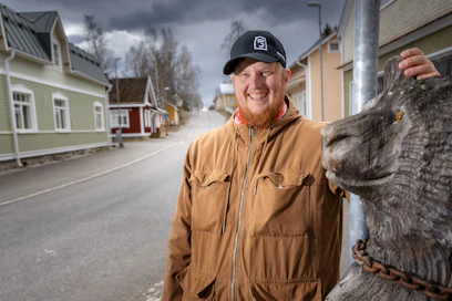 Hotellipäällikkö Anton Sutinen on toistaiseksi omistajien ohella Hotelli Puu-Juuan ainut vakituinen työntekijä. 