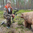 16-vuotias Miko Kvist Paltamosta harjoittelee jousiammuntaa kolmiulotteisiin riistamaalifiguureihin ennen syksyn metsästyskautta.