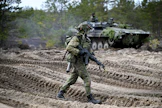 Lapissa Rovajärven harjoitusalueella käynnistyy Maasotakoulun johdolla kahden suuren sotaharjoituksen sarja. Kuva toukokuun alusta Niinsalosta. LEHTIKUVA / Antti Aimo-Koivisto. 