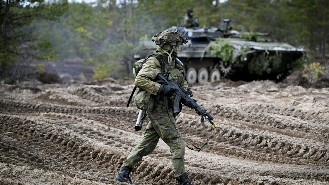 Lapissa Rovajärven harjoitusalueella käynnistyy Maasotakoulun johdolla kahden suuren sotaharjoituksen sarja. Kuva toukokuun alusta Niinsalosta. LEHTIKUVA / Antti Aimo-Koivisto.