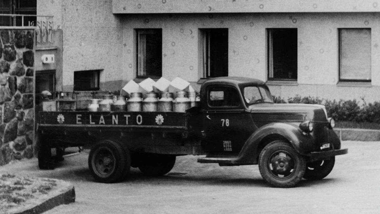 Elannon maitoauto tulossa Lastenlinnasta vuonna 1949.