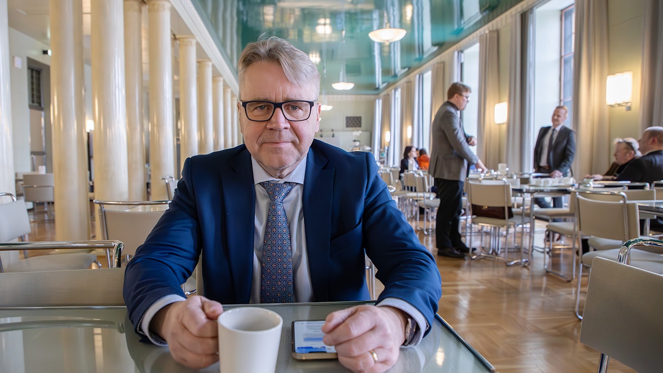 Kristillisdemokraattien eduskuntaryhmän puheenjohtaja Peter Östman toivoo, että elintarvikemarkkinalain uudistukseen tulisi mahdollisimman tiukat kirjaukset. Uudistus pitäisi hänen mielestään saada voimaan mahdollisimman pian.