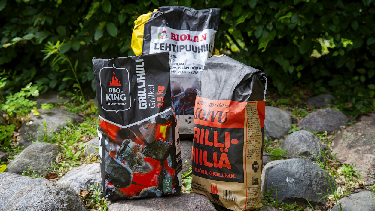 Hiilisäkkien hintavertailua vesittävät kesäsesongin tarjoukset. Edullisin, pienistä sirpaleista koostuva pussi myös kuluu nopeimmin.