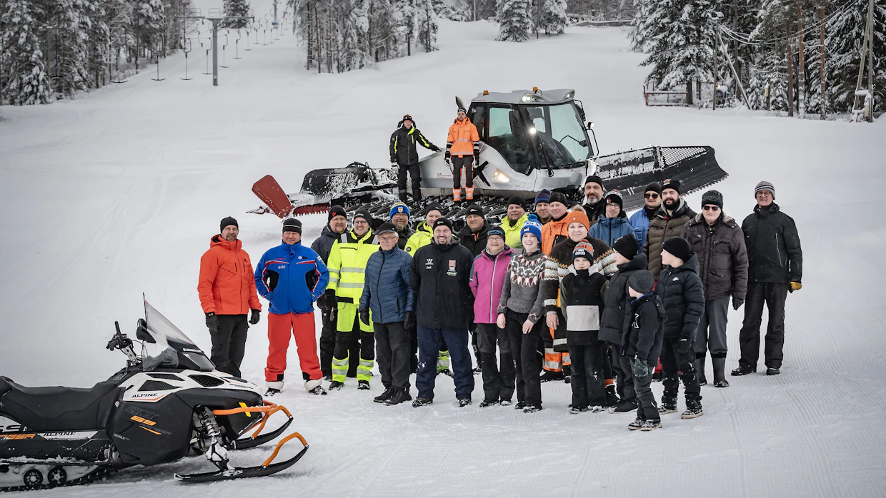 Talkooporukka ja uusi rinnekone. Kauden pyörittäminen vaatii kymmenien kyläläisten talkoopanoksen.