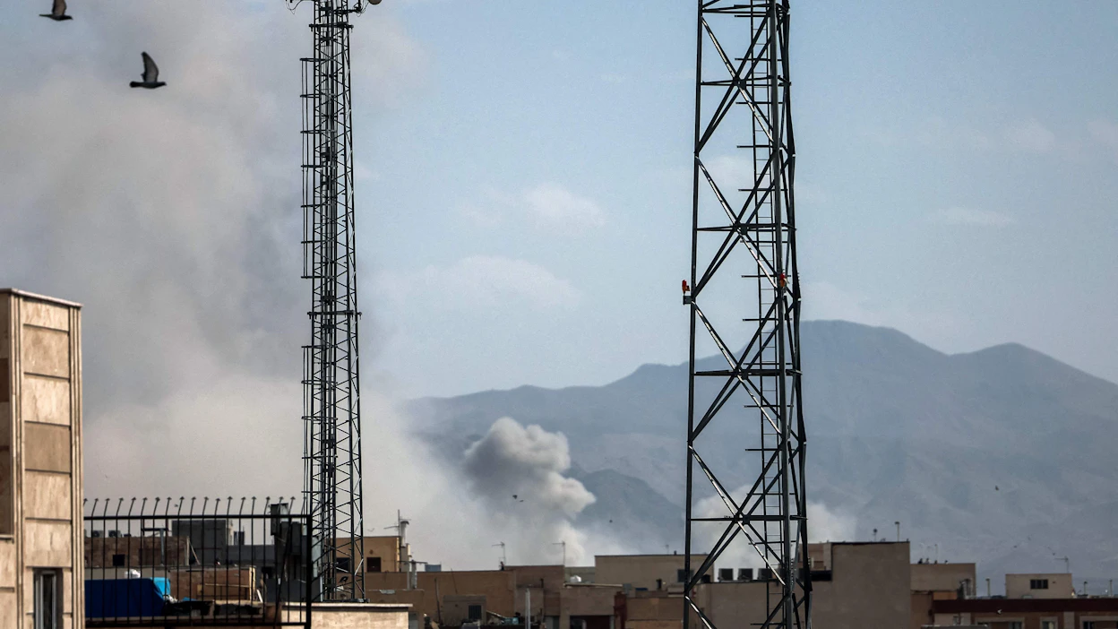 Yhdysvallat ja Israel iskivät lauantaina useisiin kohteisiin Iranissa. Kuvassa savupilvi kohoaa maan pääkaupungissa Teheranissa. LEHTIKUVA/AFP.