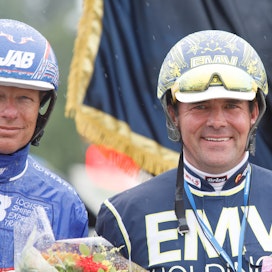 Kaksi useita Karin Walter-Mommertin huippuhevosia tallissaan opastavaa Ruotsissa vaikuttavaa valmentajaa samassa kuvassa: Joakim Lövgren ja Conrad Lugauer.