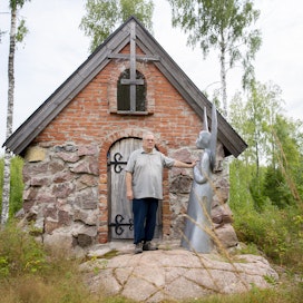 Eläköitynyt kansanedustaja Martti Pura rakensi kivikirkon omaan metsään Tammelaan lähelle Forssaa.