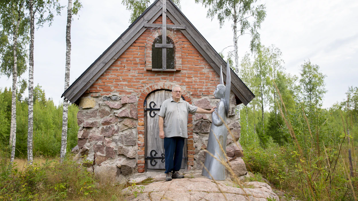 Eläköitynyt kansanedustaja Martti Pura rakensi kivikirkon omaan metsään Tammelaan lähelle Forssaa.