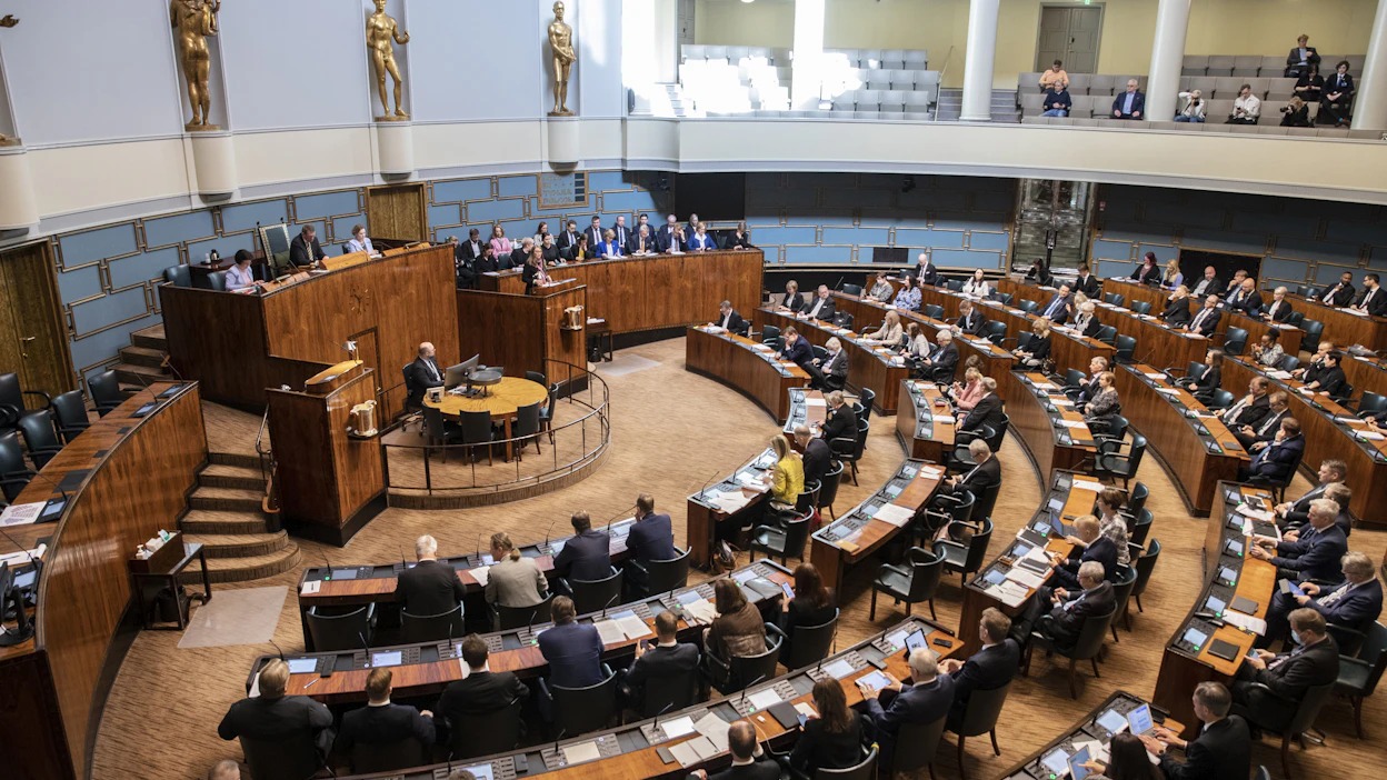 Lakiesitys etenee eduskunnan täysistunnon ensimmäiseen käsittelyyn huomenna. Kuvituskuva.
