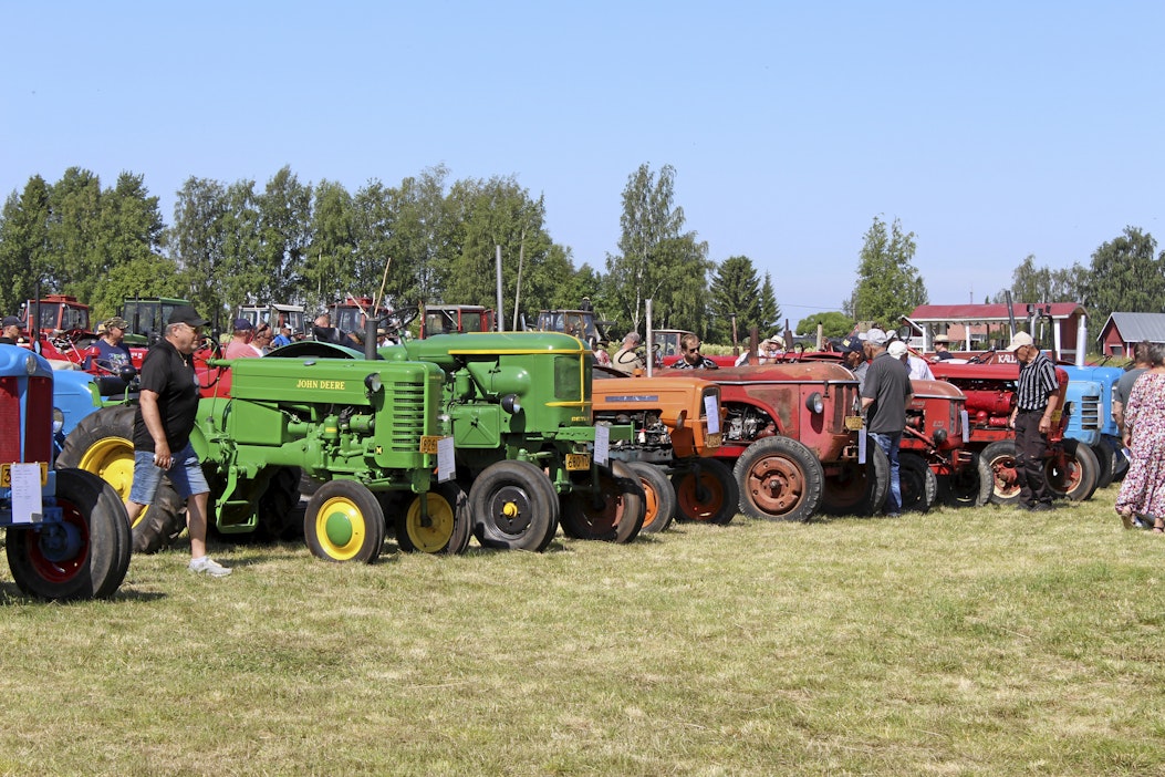Pieniä kyläjuhliin verrattavia masinistitapahtumia järjestetään ympäri Suomea, mutta suuremmat ovat keskittyneet maan läntisemmälle osalle. Vaasan ympäristö on aikoinaan ollut vahvaa Labor-aluetta, mikä näkyy suurimpiin kuuluvan Maalahden tapahtuman traktoririvistöissä. Kalustoa on hankittu melko runsaasti myös Ruotsista.
