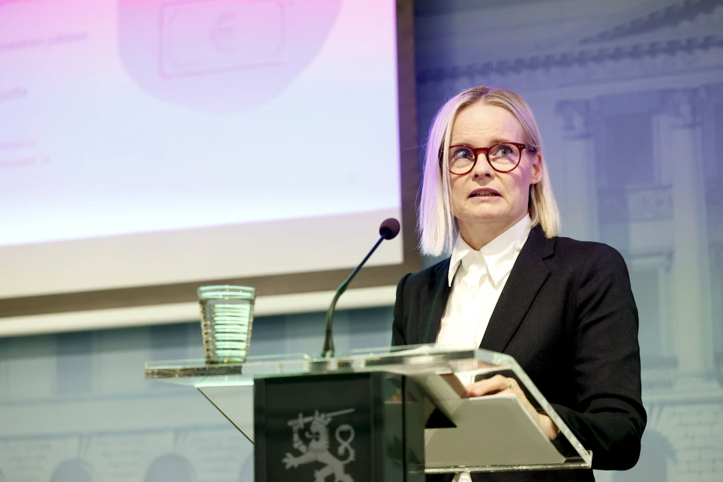 Valtiovarainministeri Riikka Purra (ps.) esitteli budjettiehdotuksen päälinjaukset jo perjantaina. Ehdotus ensi vuoden budjetiksi on 10,1 miljardia euroa alijäämäinen. LEHTIKUVA / RONI REKOMAA.