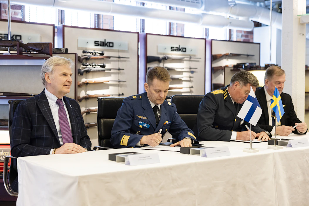 Sopimuksen allekirjoittivat Puolustusvoimien logistiikkalaitoksen johtaja Jari Mikkonen. Ruotsin puolustusmateriaaliviraston FMV:n maajärjestelmäosaston johtaja Jonas Lotsne, Sako Oy:n toimitusjohtaja Raimo Karjalainen sekä Sako Oy:n hallituksen puheenjohtaja Dott. Franco Gussalli Beretta.