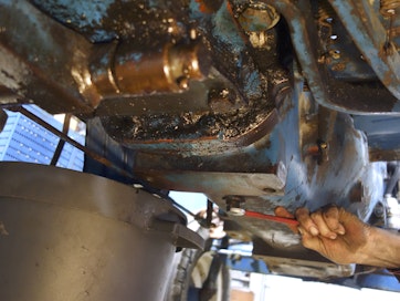 Vielä parikymmentä vuotta sitten huippuöljynä pidetty voiteluaine ei enää vastaa tämän päivän vaatimuksia. Arkistokuva. 