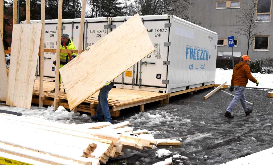 Konttisäilytykseen turvaudutaan, kun ruumishuoneiden tila ei riitä. Arkistokuva Malmin sairaalan pihalta Helsingistä. LEHTIKUVA / Jussi Nukari.