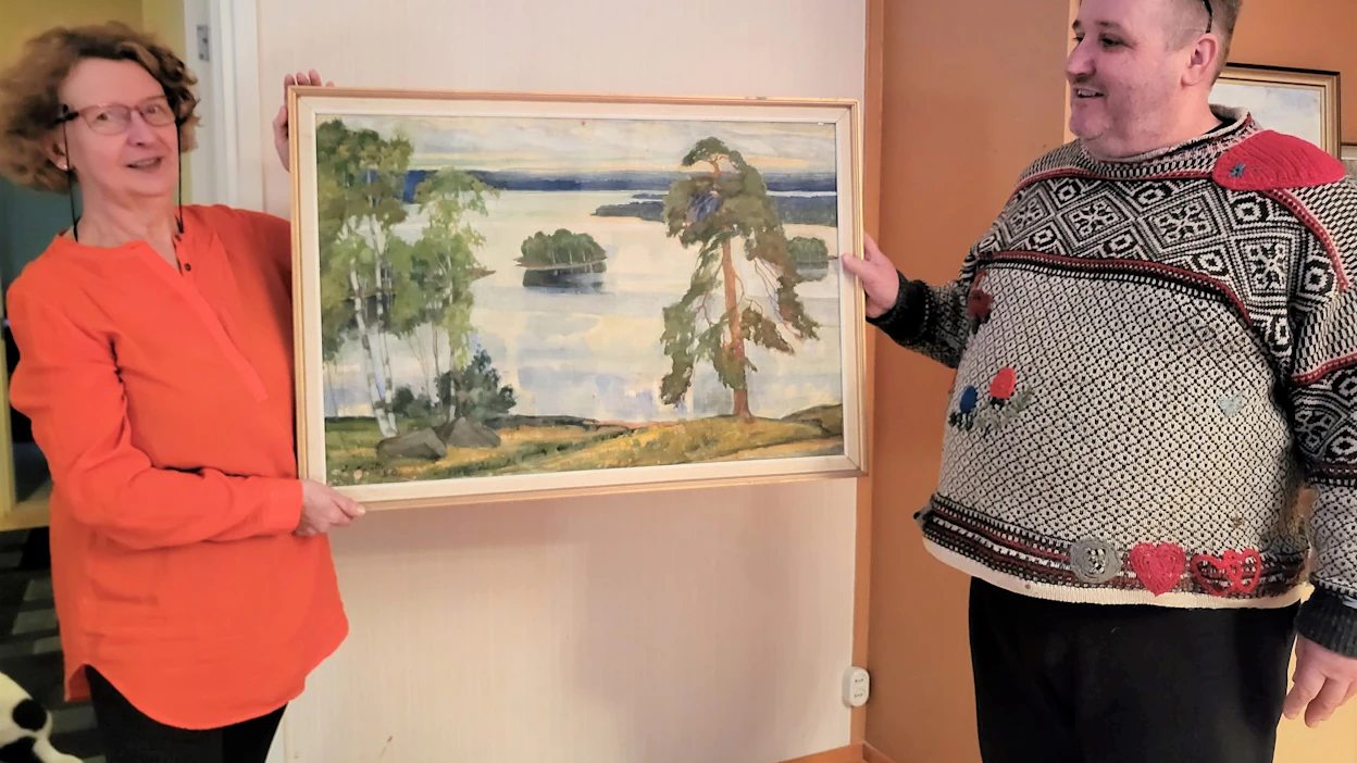 Ryhmäpäällikkö Tarja Salminen Luonnonvarakeskuksesta luovuttaa Ilmari Huitin varhaistyön Taidemaalari Ilmari Huitin Säätiön hallituksen puheenjohtajalle Hannu Huitille.